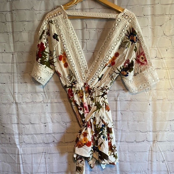 Luxxel Womens Size Small Floral Surpice Wrap Romper With Lace Hem Detail - Picture 1 of 3